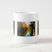 Herbstpark mit Brücke Jumbo-Tasse (Vorderseite)