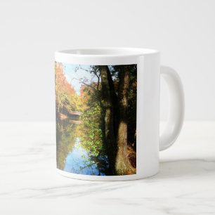 Herbstpark mit Brücke Jumbo-Tasse