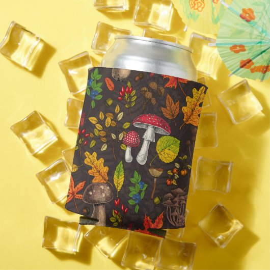 Herbstpilze, Blätter, Nüsse und Beeren im Dunkeln Dosenkühler (In Situ Sommer)