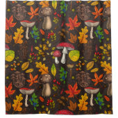 Herbstpilze, Blätter, Nüsse und Beeren im Dunkeln Duschvorhang (Vorderseite)