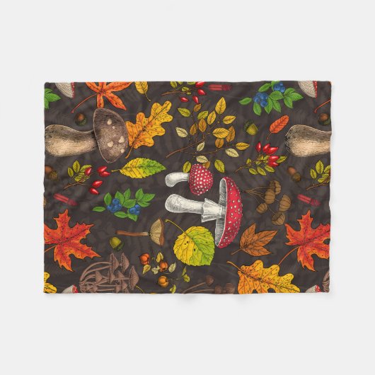 Herbstpilze, Blätter, Nüsse und Beeren im Dunkeln Fleecedecke (Vorderseite (Horizontal))