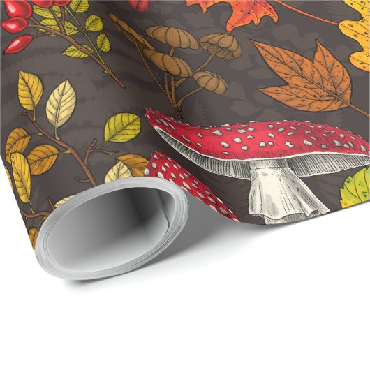 Herbstpilze, Blätter, Nüsse und Beeren im Dunkeln Geschenkpapier (Rolleneckpunkt)