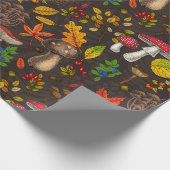 Herbstpilze, Blätter, Nüsse und Beeren im Dunkeln Geschenkpapier (Ecke)