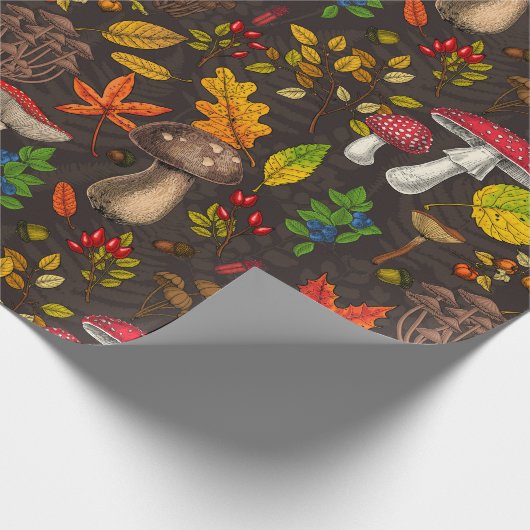 Herbstpilze, Blätter, Nüsse und Beeren im Dunkeln Geschenkpapier (Ecke)