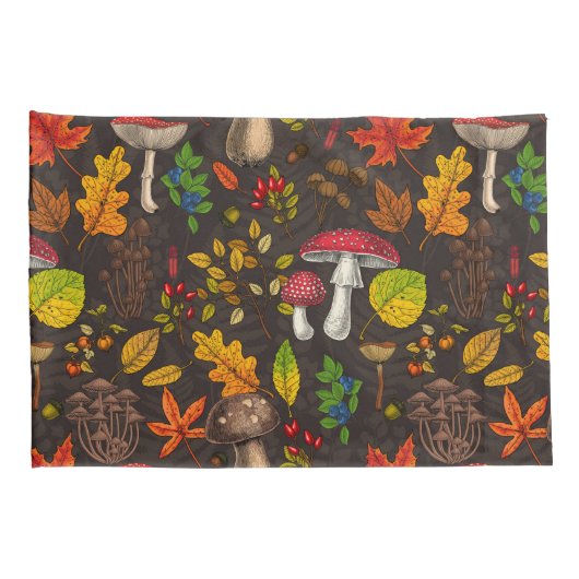 Herbstpilze, Blätter, Nüsse und Beeren im Dunkeln Kissenbezug (Rückseite-Rechts)