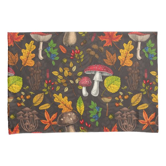 Herbstpilze, Blätter, Nüsse und Beeren im Dunkeln Kissenbezug (Vorderseite-Rechts)