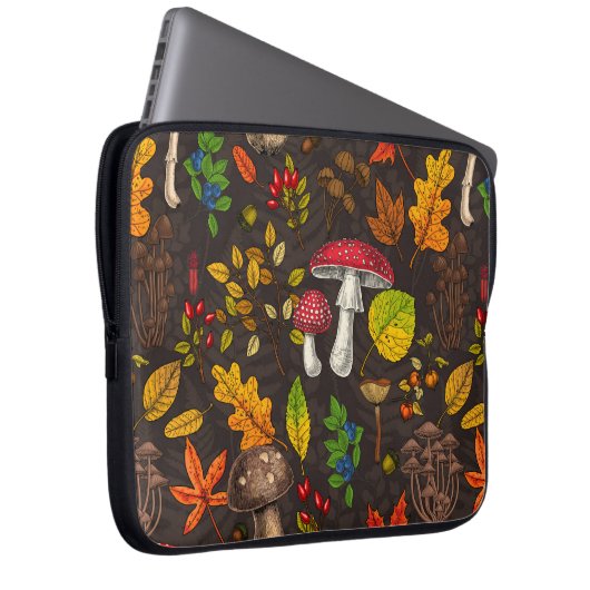 Herbstpilze, Blätter, Nüsse und Beeren im Dunkeln Laptopschutzhülle (Vorne Rechts)