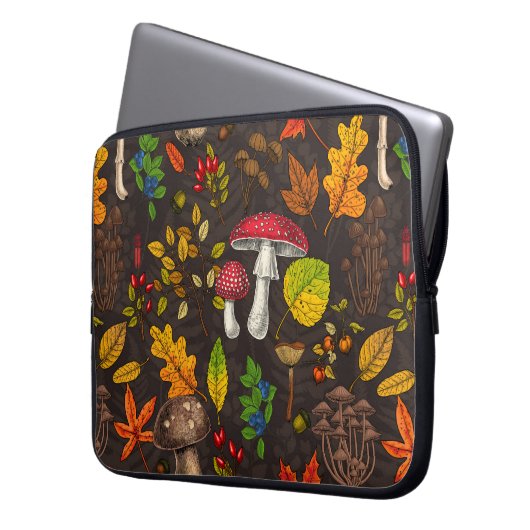 Herbstpilze, Blätter, Nüsse und Beeren im Dunkeln Laptopschutzhülle (Vorderseite Links)