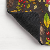 Herbstpilze, Blätter, Nüsse und Beeren im Dunkeln Mousepad (Ecke)