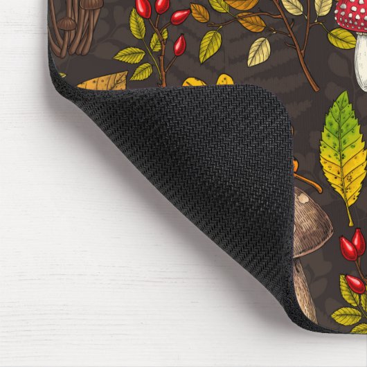 Herbstpilze, Blätter, Nüsse und Beeren im Dunkeln Mousepad (Ecke)