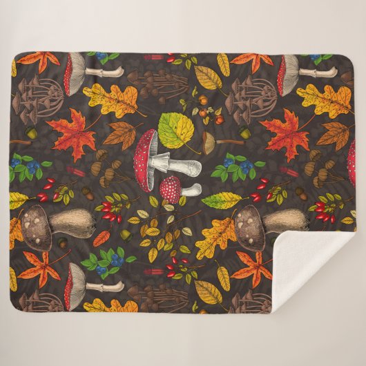 Herbstpilze, Blätter, Nüsse und Beeren im Dunkeln Sherpadecke (Vorderseite (Horizontal))