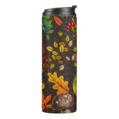 Herbstpilze, Blätter, Nüsse und Beeren im Dunkeln Thermosbecher (Nach links gedreht)