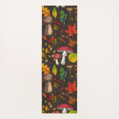 Herbstpilze, Blätter, Nüsse und Beeren im Dunkeln Yogamatte (Rückseite)