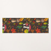 Herbstpilze, Blätter, Nüsse und Beeren im Dunkeln Yogamatte (Vorderseite (Horizontal))