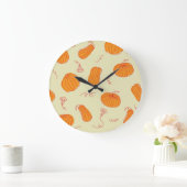 Herbstpumpen: Doodle Orange Muster. Große Wanduhr (Zuhause)