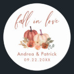 Herbstpumpen Terracotta Herbst Liebe Hochzeit Runder Aufkleber<br><div class="desc">Aufkleber "Fall in Liebe" personalisiert mit Ihren Namen und Datum. Die Formulierung ist mit einem schönen Herbst Wasserfarbenkürbis und Blumendesign perfekt für Hochzeiten im Herbst und Verlobungsfeiern!</div>