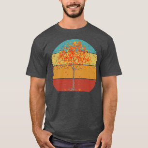 Herbstreben von Waldbäumen, die in der Natur liege T-Shirt