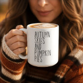 Herbstsonden und Kürbiskugeln fallen Kaffeetasse