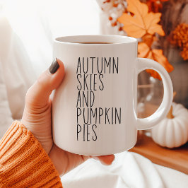 Herbstsonden und Kürbiskugeln fallen Kaffeetasse