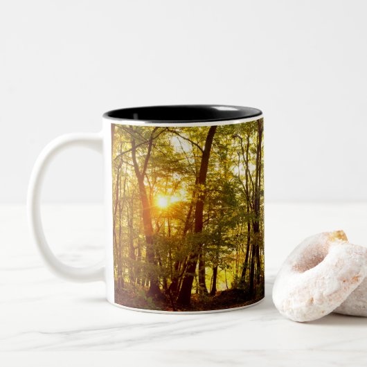 Herbstsonnenaufgang im Wald Zweifarbige Tasse (Mit Donut)