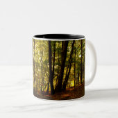 Herbstsonnenaufgang im Wald Zweifarbige Tasse (VorderseiteRechts)