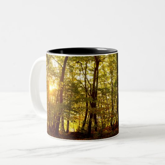 Herbstsonnenaufgang im Wald Zweifarbige Tasse (Vorderseite Links)