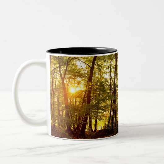 Herbstsonnenaufgang im Wald Zweifarbige Tasse (Links)