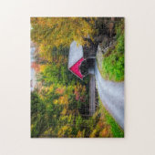 Herbstspaziergang durch überdachte Brücke Puzzle (Vertikal)