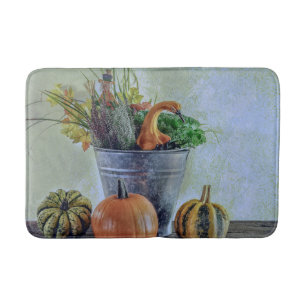 Herbststillleben mit Kürbissen, Blumen Badematte