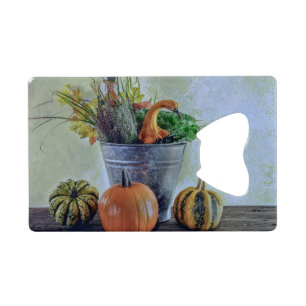 Herbststillleben mit Kürbissen, Blumen Geldbeutel Flaschenöffner