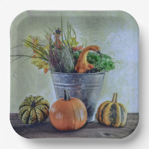 Herbststillleben mit Kürbissen, Blumen Pappteller