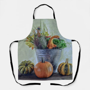 Herbststillleben mit Kürbissen, Blumen Schürze
