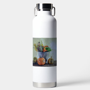 Herbststillleben mit Kürbissen, Blumen Trinkflasche