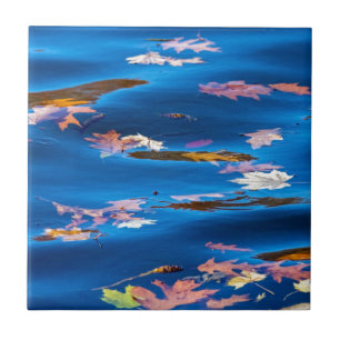 Herbstverläufe in blauem Wasser Fliese