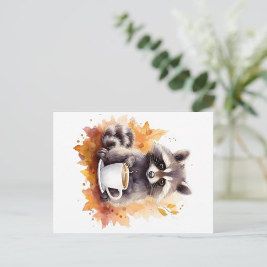 Herbstvibes Raccoon mit Tasse Kaffee Postkarte (Stehend Vorderseite)
