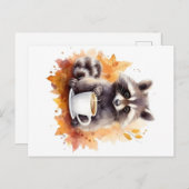 Herbstvibes Raccoon mit Tasse Kaffee Postkarte (Vorne/Hinten)
