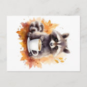 Herbstvibes Raccoon mit Tasse Kaffee Postkarte (Vorderseite)
