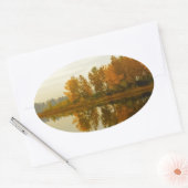 Herbstwald am Fluss Ovaler Aufkleber (Umschlag)