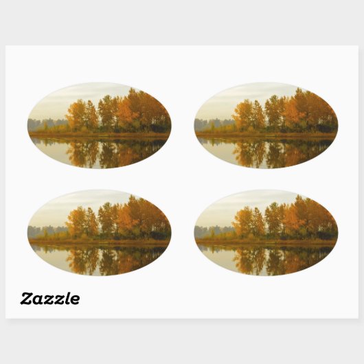 Herbstwald am Fluss Ovaler Aufkleber (Blatt)