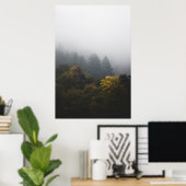 Herbstwald in Nebel gewickelt Poster (Heimbüro)