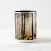 Herbstwald mit Sonnenstrahlen Tasse (Zentrum)