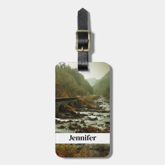 Herbstwald und Flusslandschaft Gepäckanhänger (Vorderseite vertikal)