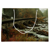 Herbstwald und Flusslandschaft Große Geschenktüte (Vorderseite)
