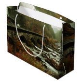 Herbstwald und Flusslandschaft Große Geschenktüte (Rückseite Schrägansicht)