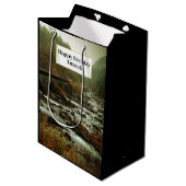 Herbstwald und Flusslandschaft Mittlere Geschenktüte (Vorderseite Schrägansicht)