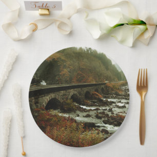 Herbstwald und Flusslandschaft Pappteller