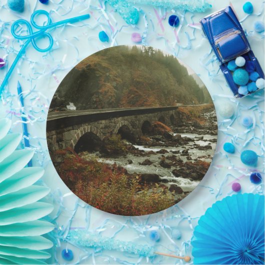 Herbstwald und Flusslandschaft Pappteller (Party)