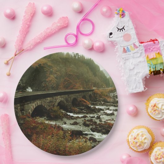 Herbstwald und Flusslandschaft Pappteller (Party)