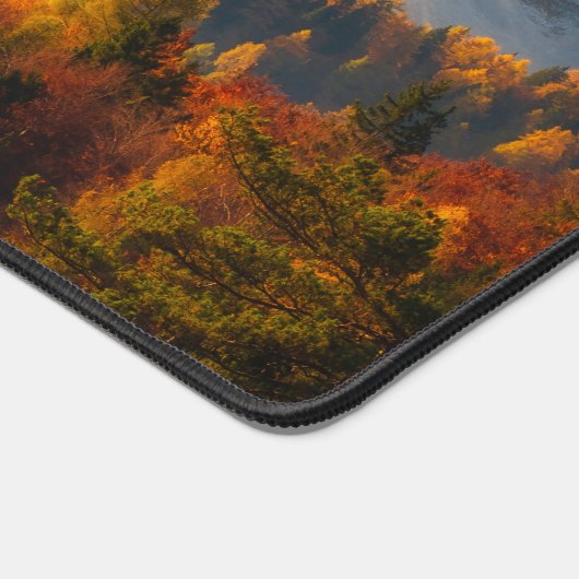 Herbstwald unterhalb der Berge Schreibtischunterlage (Ecke)