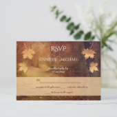 Herbstweg Ahorn Blätter rustikale Hochzeit Rsvp Karte (Stehend Vorderseite)